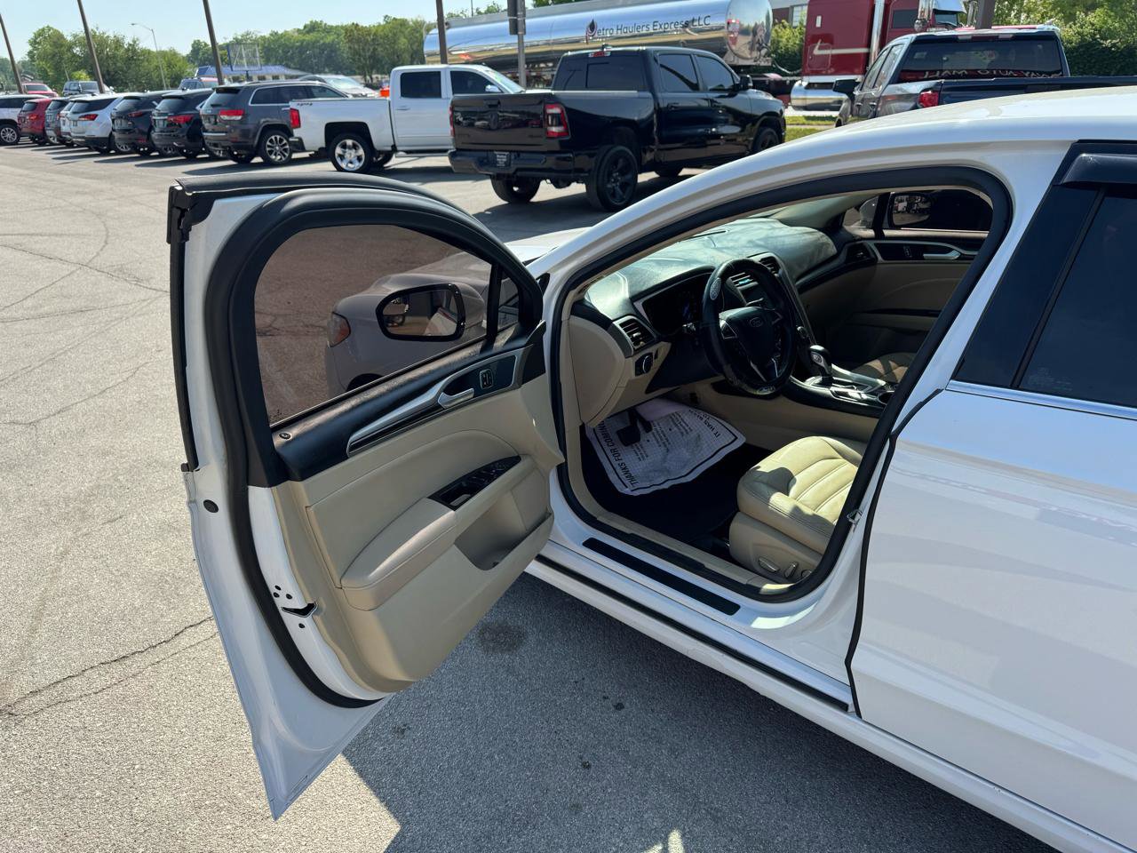 Used 2016 Ford Fusion SE w/ Equipment Group 202A FWD image 14