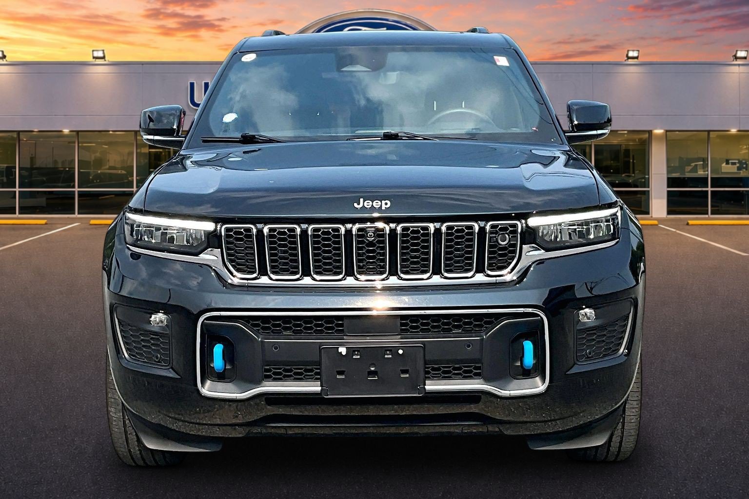 Used 2025 Jeep Grand Cherokee Overland w/ Advanced Protech Group III AWD/4WD image 3
