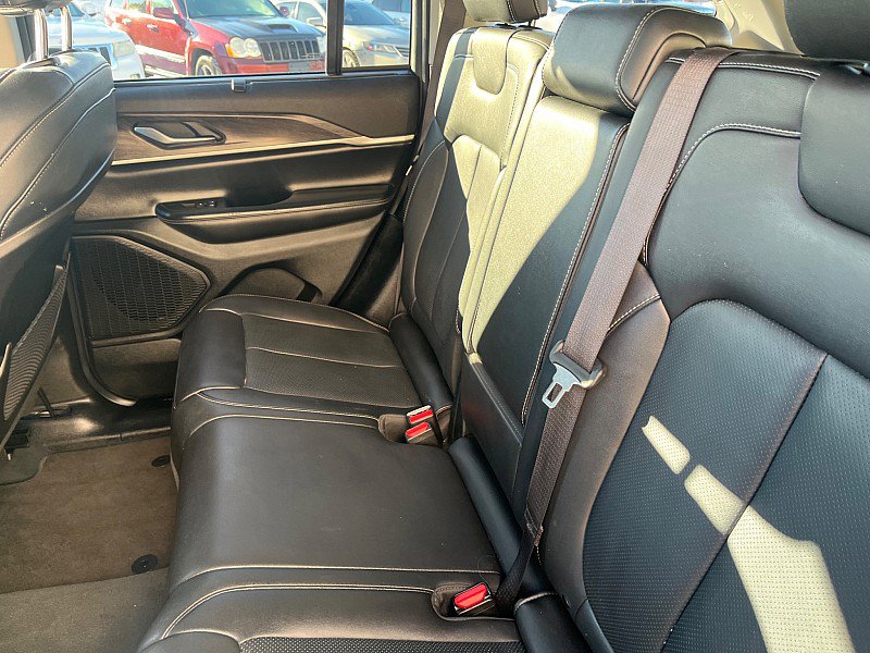 Used 2023 Jeep Grand Cherokee Limited w/ Luxury Tech Group II image 16