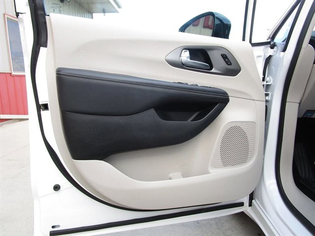 Used 2024 Chrysler Pacifica Touring-L image 9