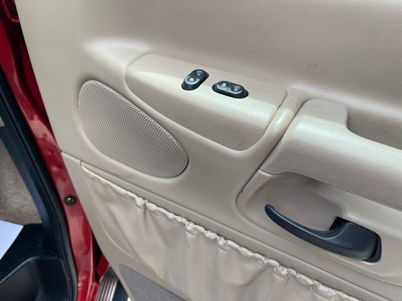 Used 1999 Ford E-150 and Econoline 150 RWD image 46