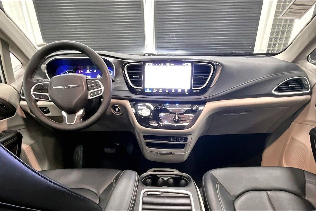 Used 2024 Chrysler Pacifica Select image 7