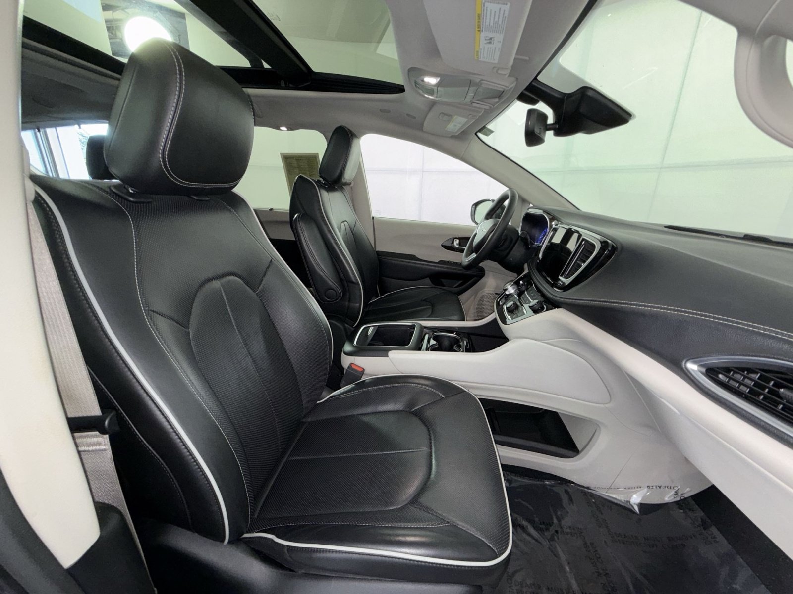Used 2022 Chrysler Pacifica Limited FWD image 28