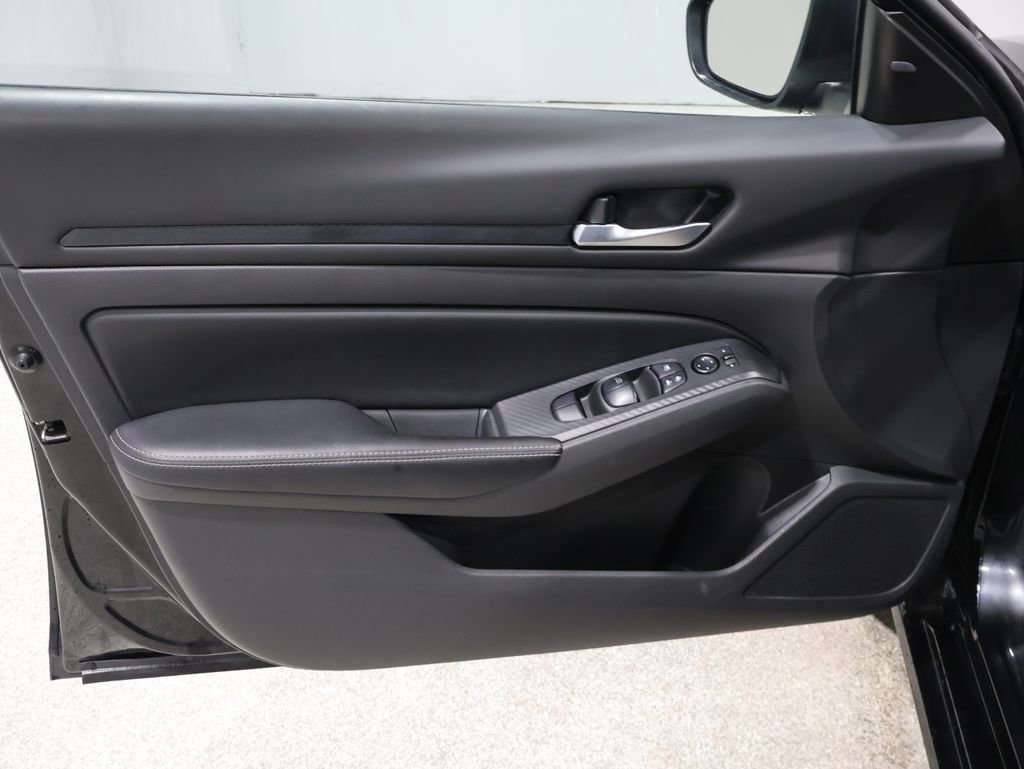 Used 2024 Nissan Altima 2.5 SV image 13