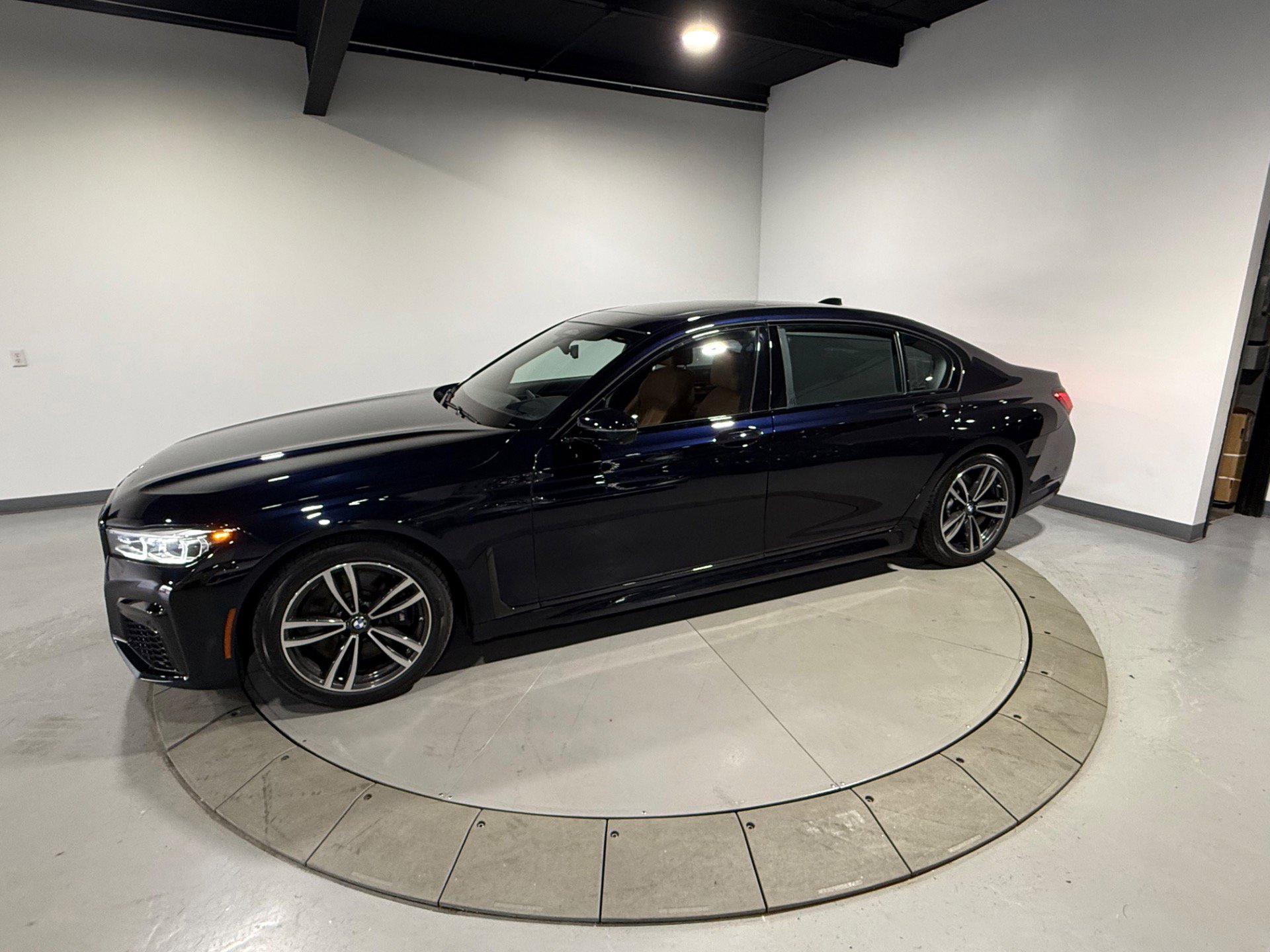 Used 2022 BMW 740i xDrive w/ M Sport Package image 6