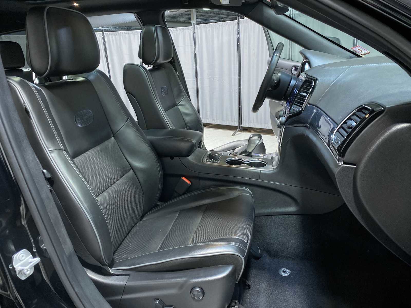 Used 2019 Jeep Grand Cherokee Overland AWD/4WD image 14