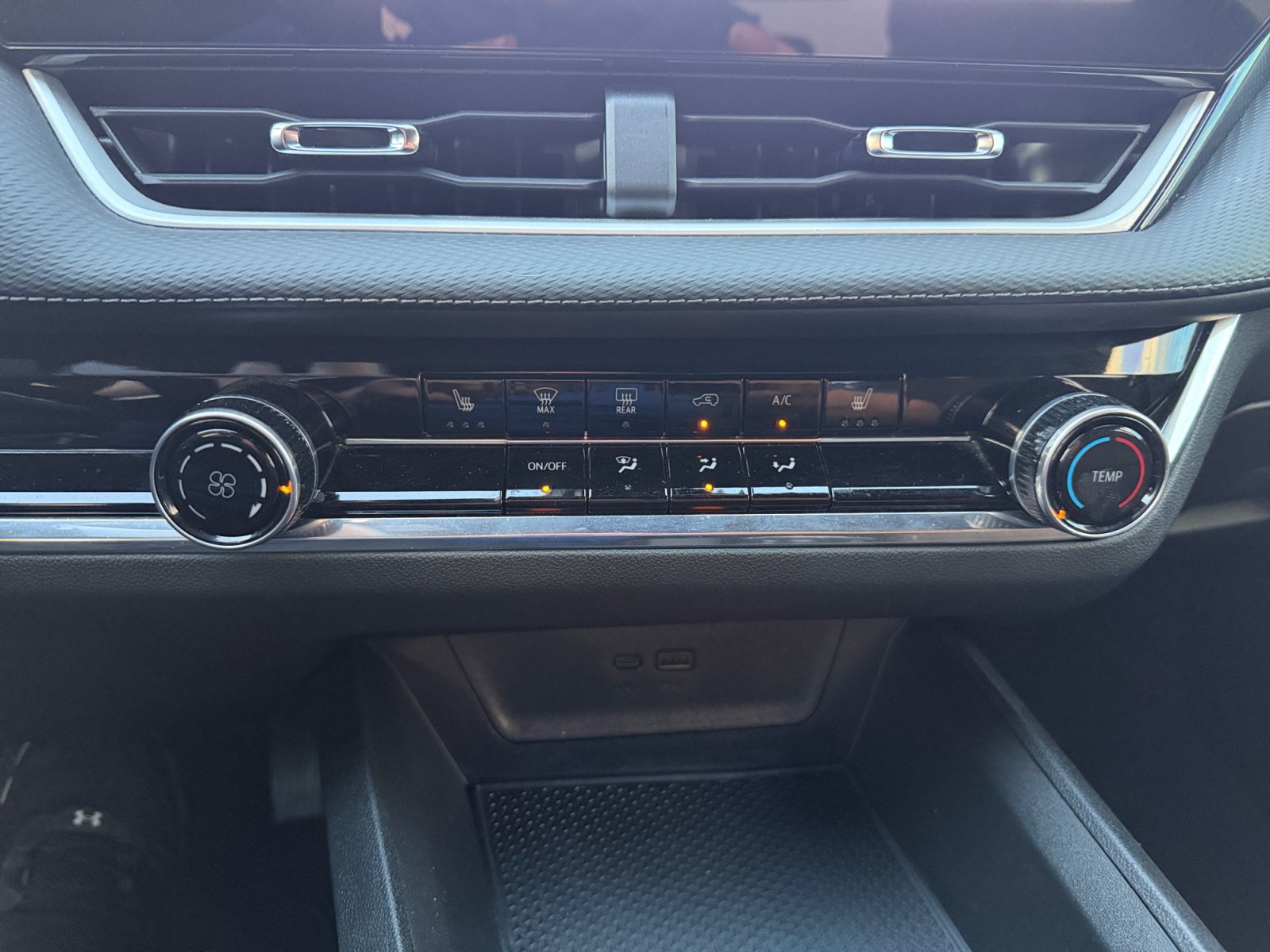 Used 2025 Chevrolet Equinox LT w/ Safety and Technology Package FWD image 24