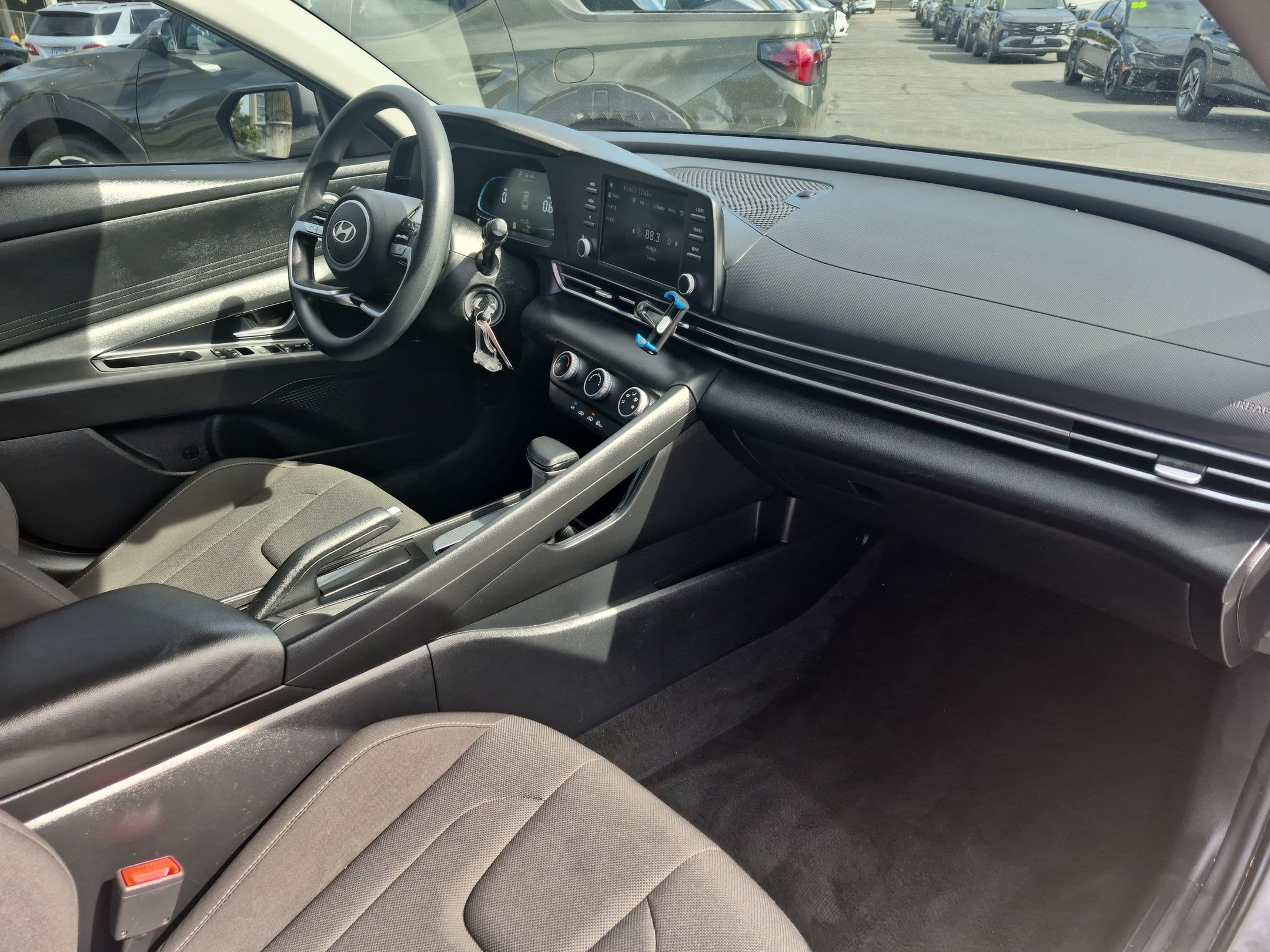 Certified 2025 Hyundai Elantra SE w/ Cargo Package FWD image 30