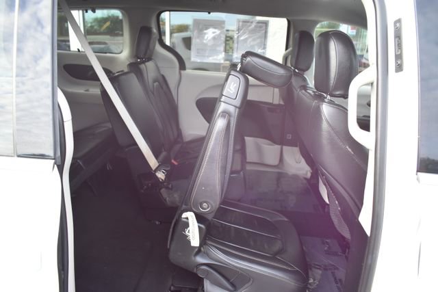 Used 2017 Chrysler Pacifica Touring-L w/ Tire & Wheel Group FWD image 44