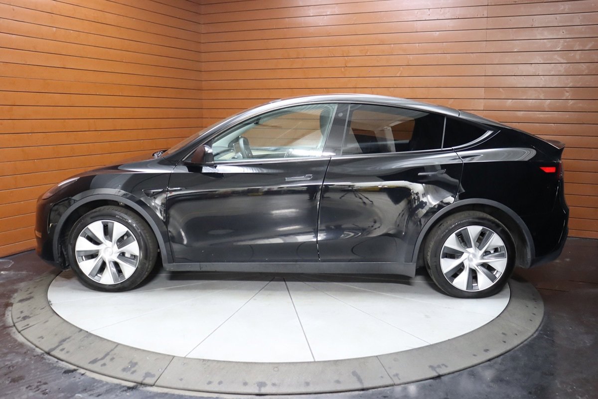 Used 2022 Tesla Model Y Long Range AWD/4WD image 23