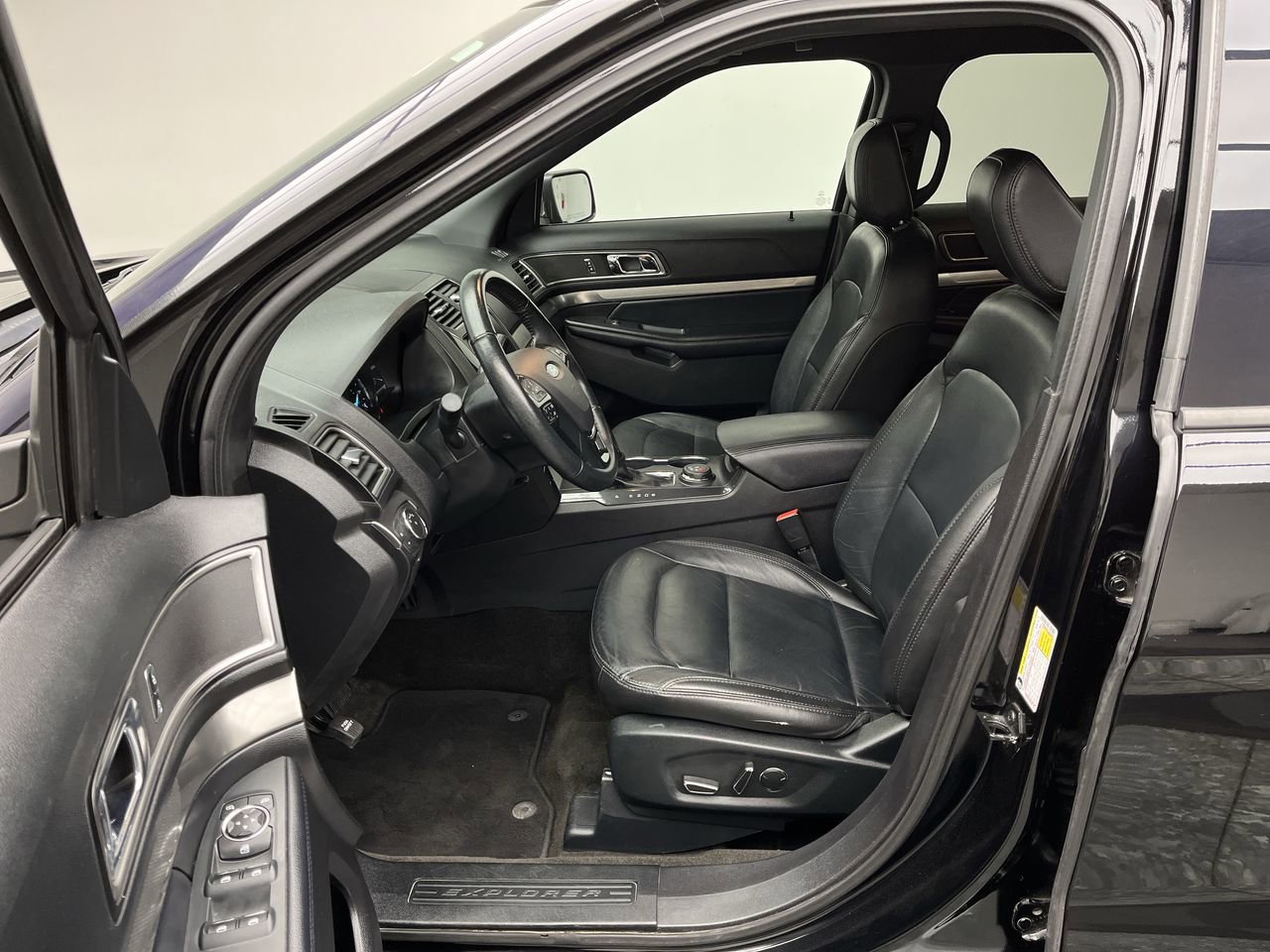 Used 2018 Ford Explorer XLT w/ Equipment Group 202A AWD/4WD image 3