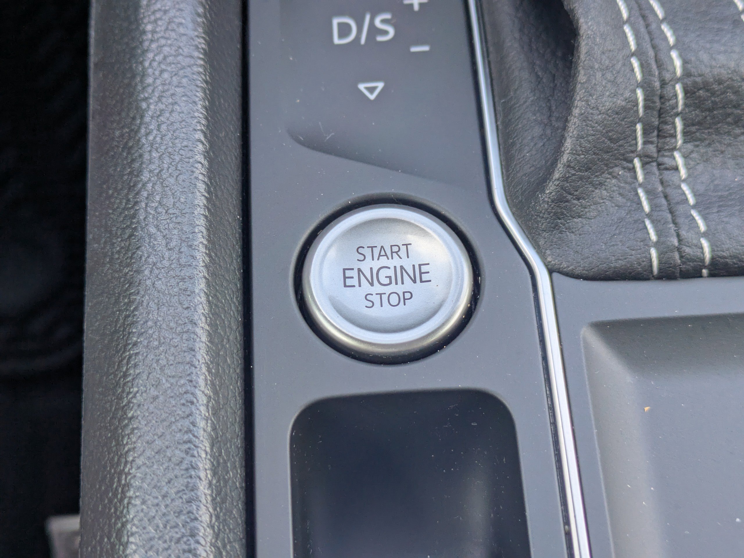Used 2023 Volkswagen Atlas Cross Sport SE FWD image 31