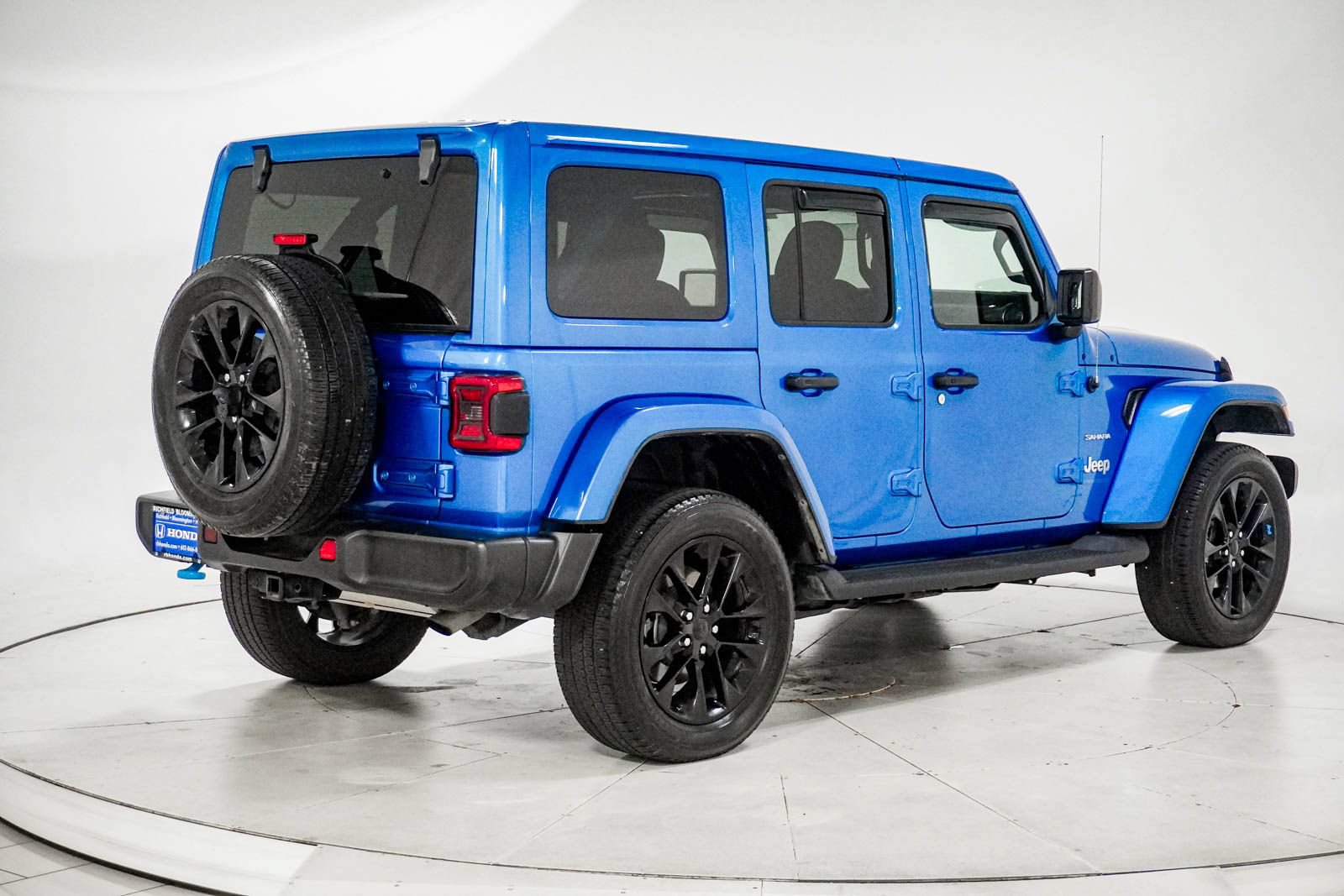 Used 2023 Jeep Wrangler Unlimited Sahara w/ Cold Weather Group AWD/4WD image 10
