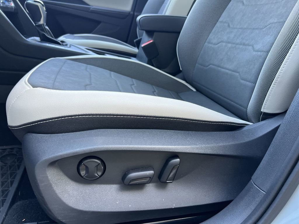 Used 2025 Volkswagen Taos SE w/ Panoramic Sunroof Package image 14