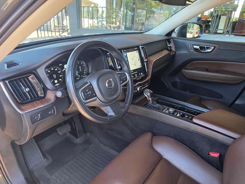 Used 2019 Volvo XC60 T5 Momentum w/ Multimedia Package AWD/4WD image 10