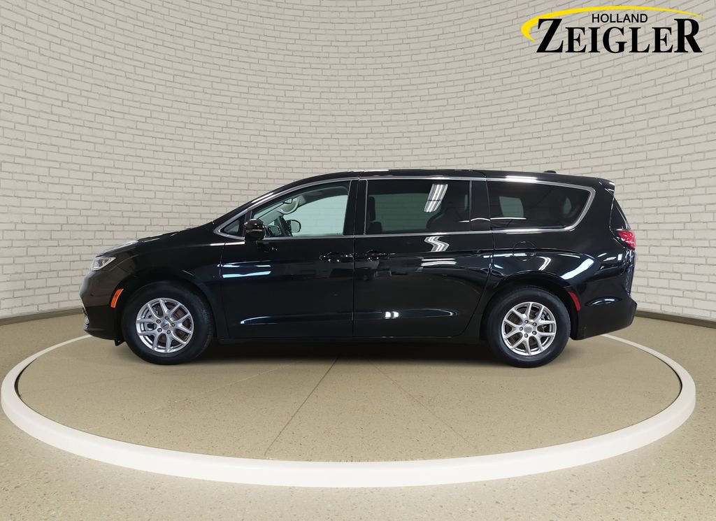 Used 2024 Chrysler Pacifica Touring-L image 8