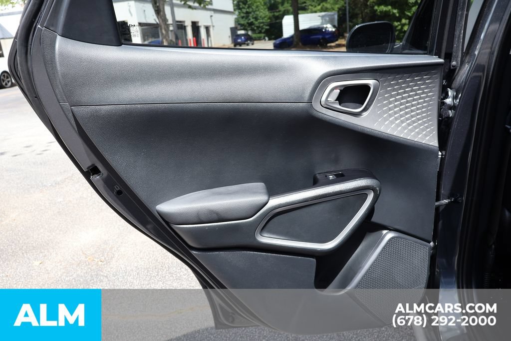 Used 2025 Kia Soul LX w/ LX Technology Package FWD image 18