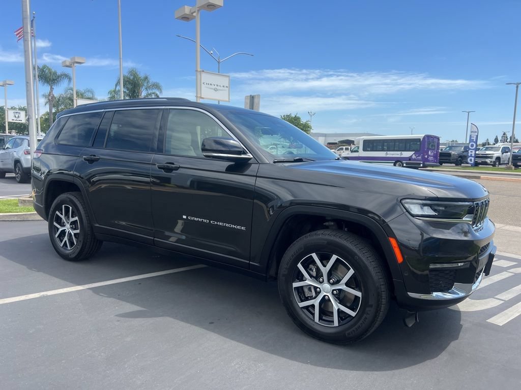 Used 2023 Jeep Grand Cherokee L Limited w/ Luxury Tech Group II AWD/4WD image 12