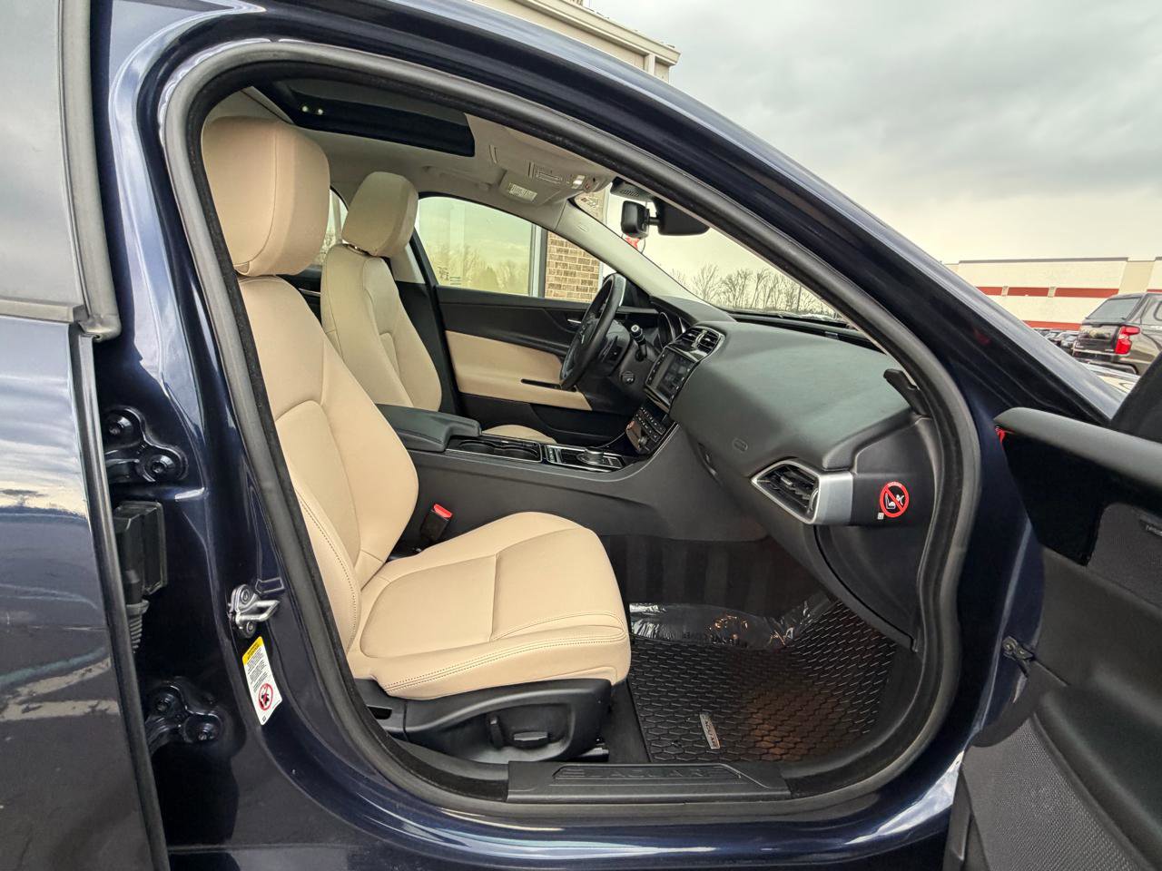 Used 2017 Jaguar XE Premium image 29