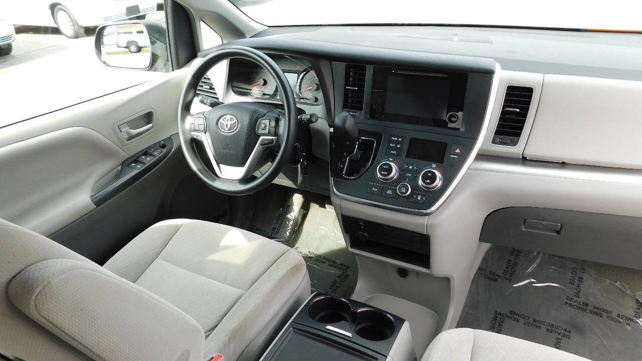 Used 2017 Toyota Sienna LE image 7