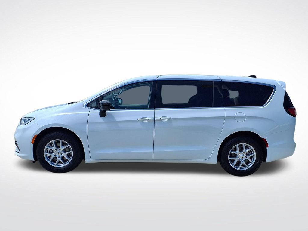 Used 2024 Chrysler Pacifica Touring-L FWD image 5