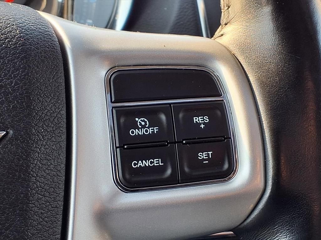 Used 2016 Chrysler Town & Country Touring-L image 26