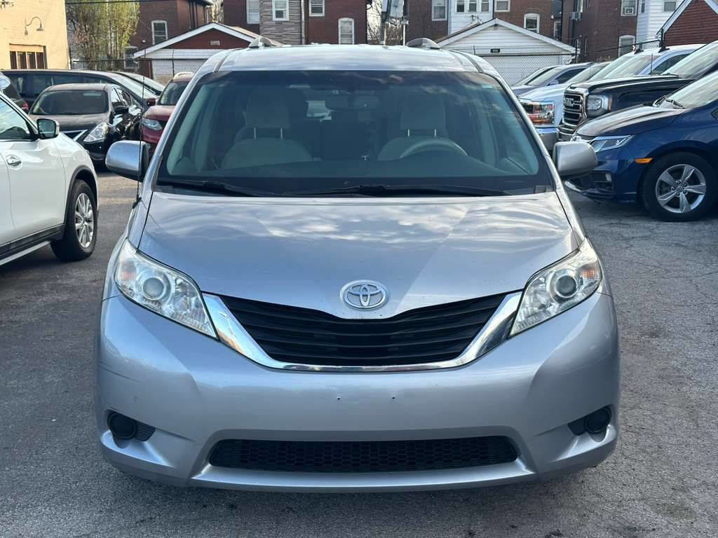 Used 2014 Toyota Sienna LE FWD image 2