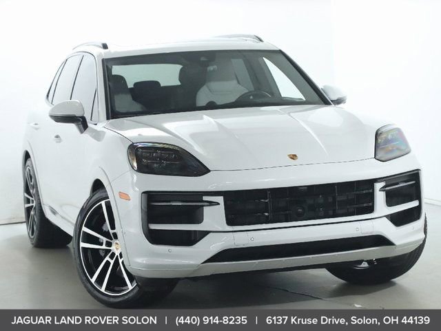 Used 2025 Porsche Cayenne GTS AWD/4WD image 2