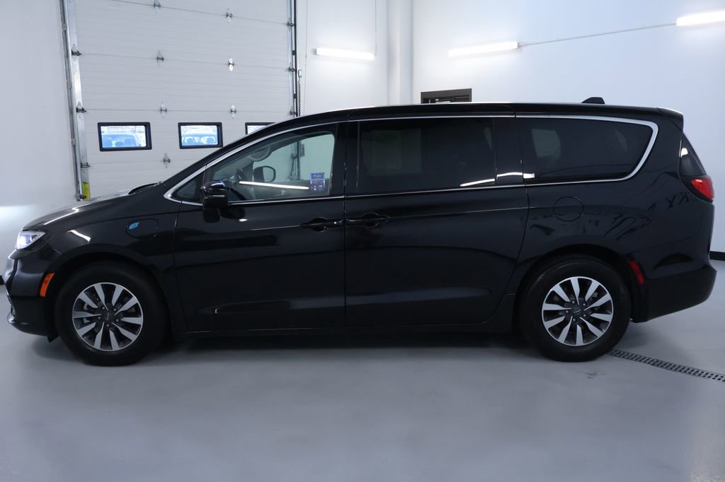 Used 2023 Chrysler Pacifica Touring-L image 4