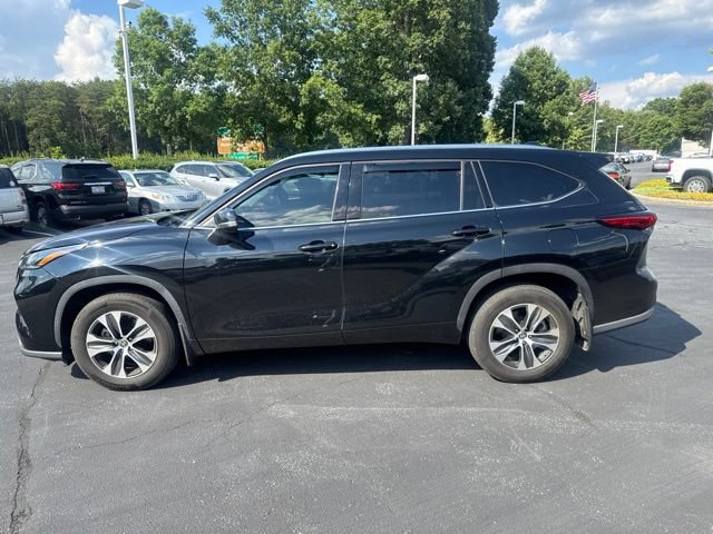 Used 2021 Toyota Highlander XLE AWD/4WD image 9