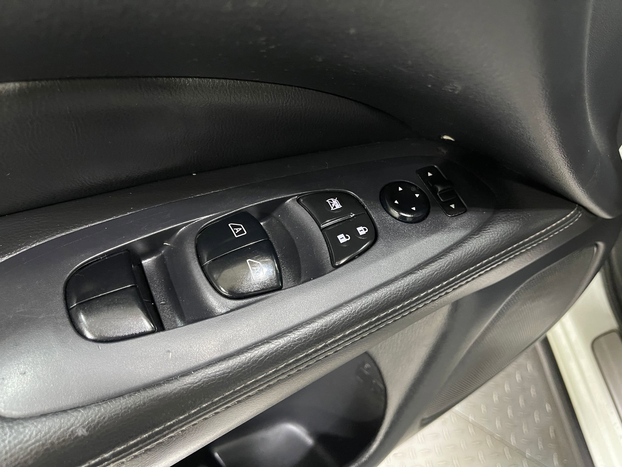 Used 2019 Nissan Pathfinder Platinum w/ Cargo Package image 16