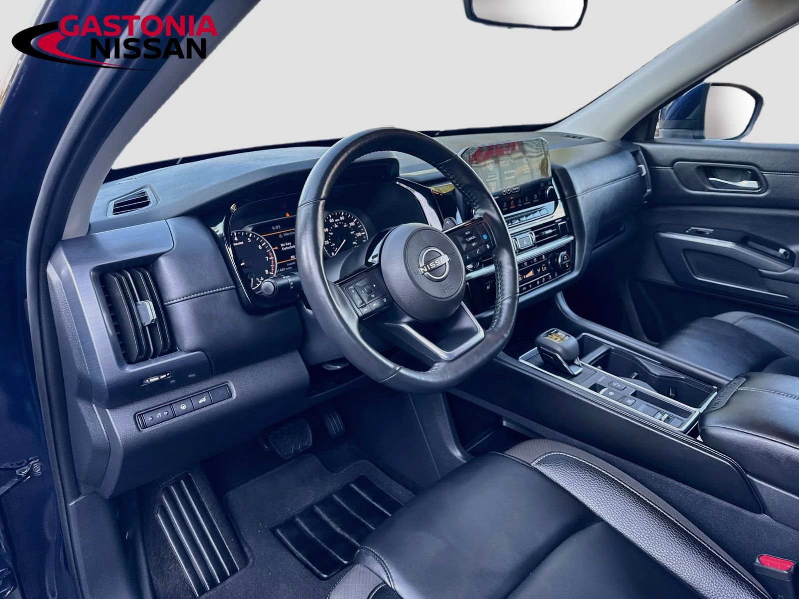 Used 2025 Nissan Pathfinder SL FWD image 11