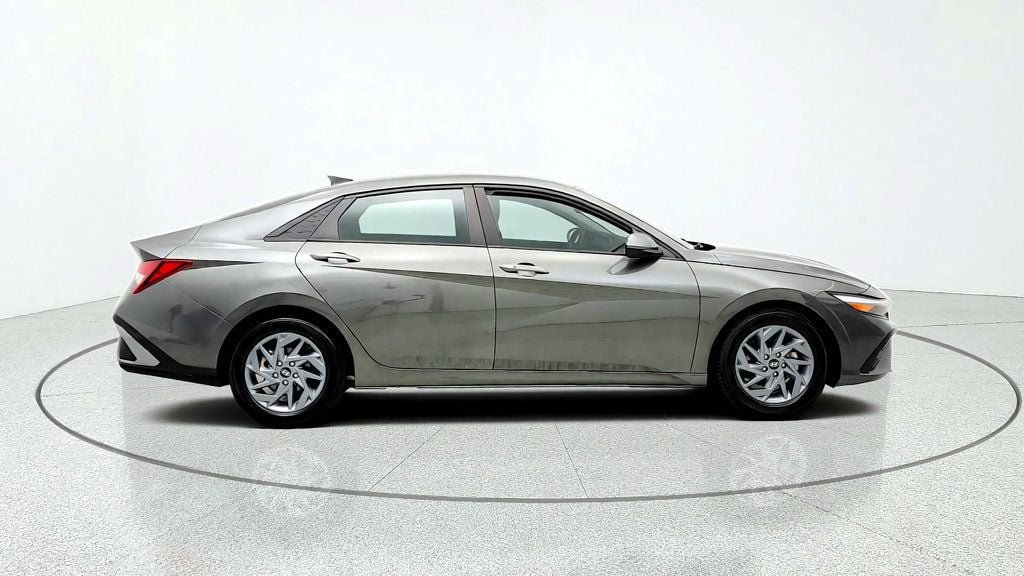 Used 2024 Hyundai Elantra SEL FWD image 4