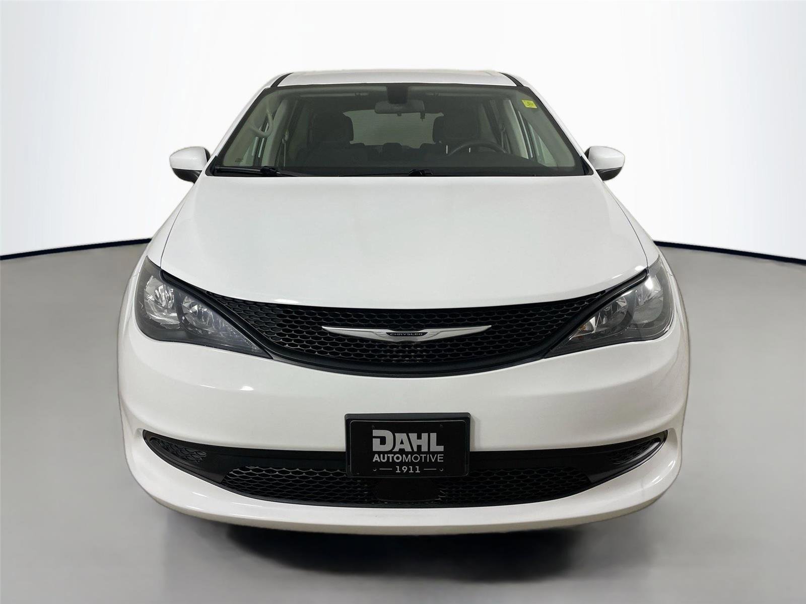 Used 2022 Chrysler Voyager LX image 3