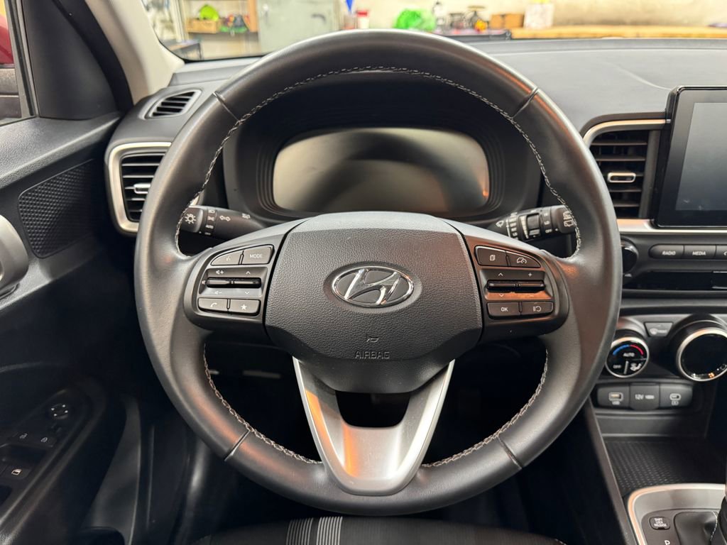 Used 2025 Hyundai Venue SEL FWD image 19