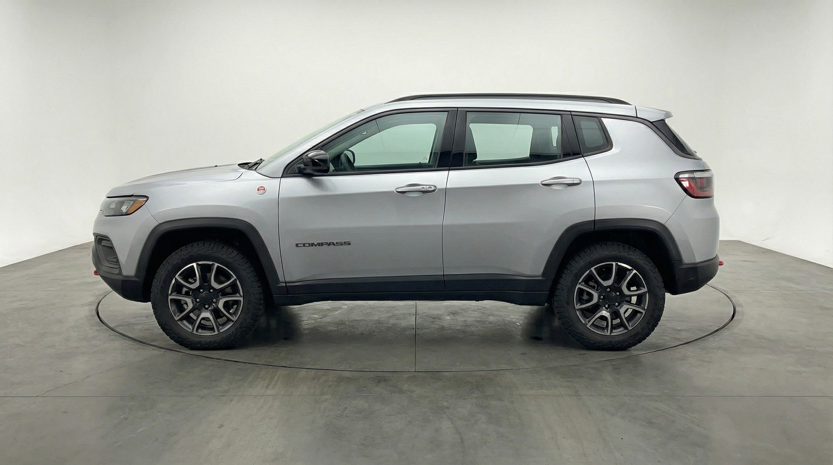 Used 2025 Jeep Compass Trailhawk AWD/4WD image 5