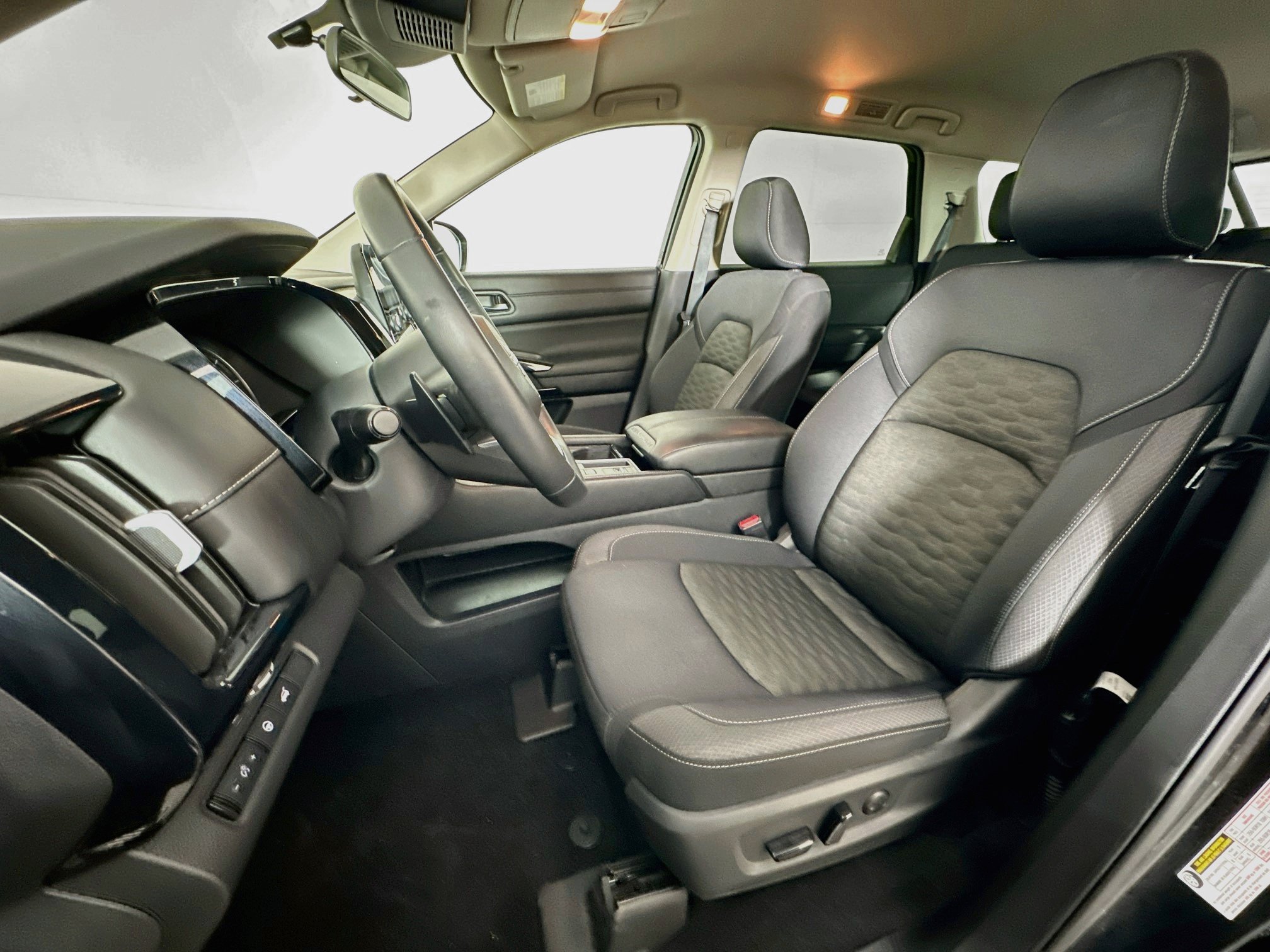 Used 2025 Nissan Pathfinder SV FWD image 13