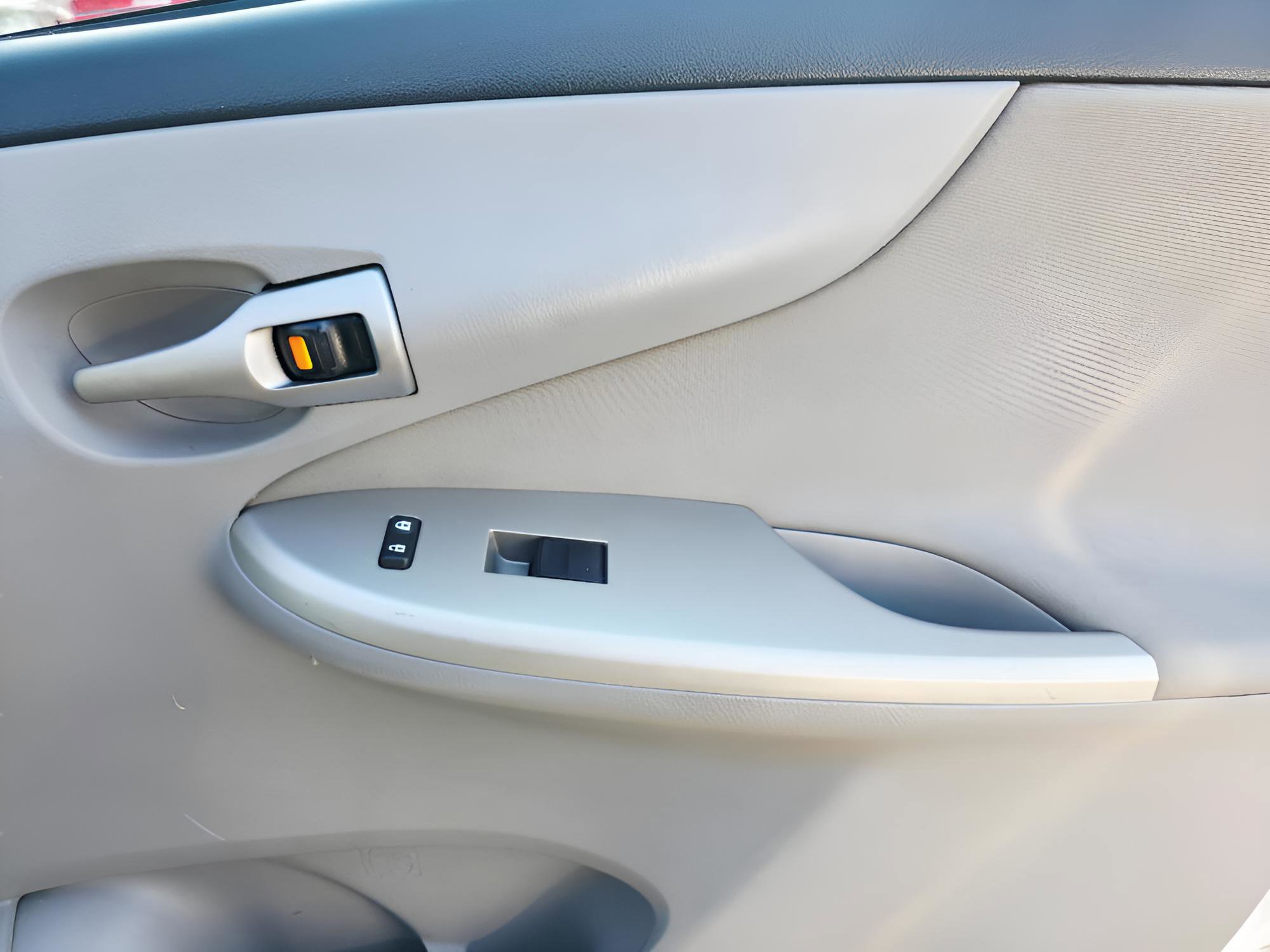 Used 2013 Toyota Corolla LE image 14