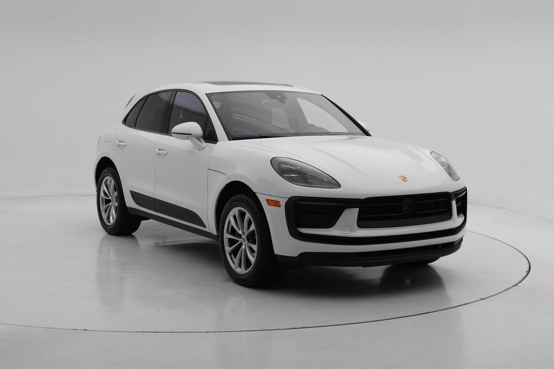 Certified 2024 Porsche Macan image 6