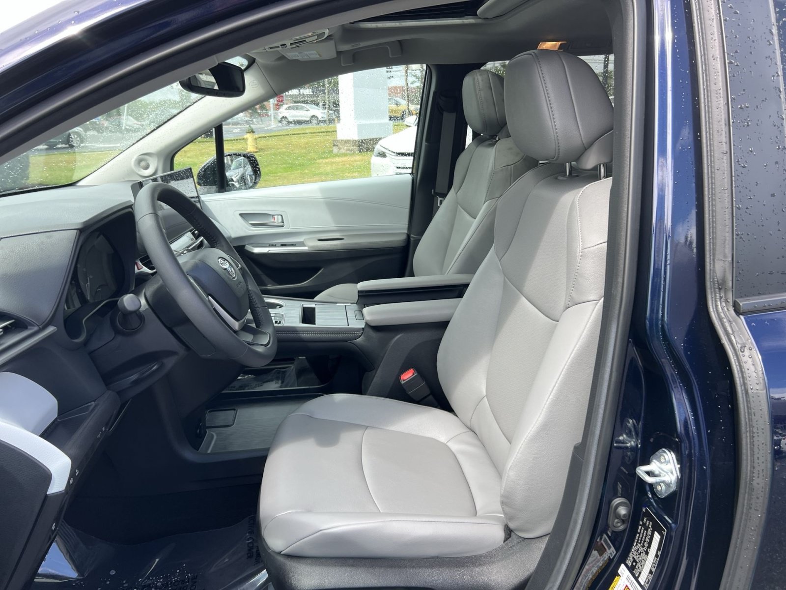 Used 2025 Toyota Sienna XLE w/ XLE Plus Package AWD/4WD image 13