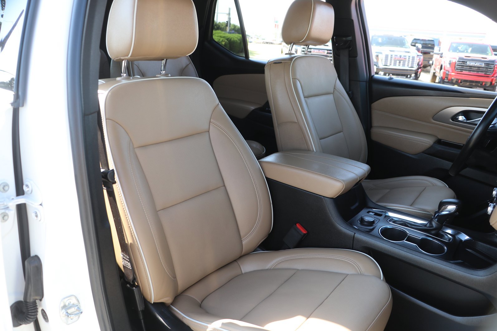 Used 2023 Chevrolet Traverse Premier FWD image 36