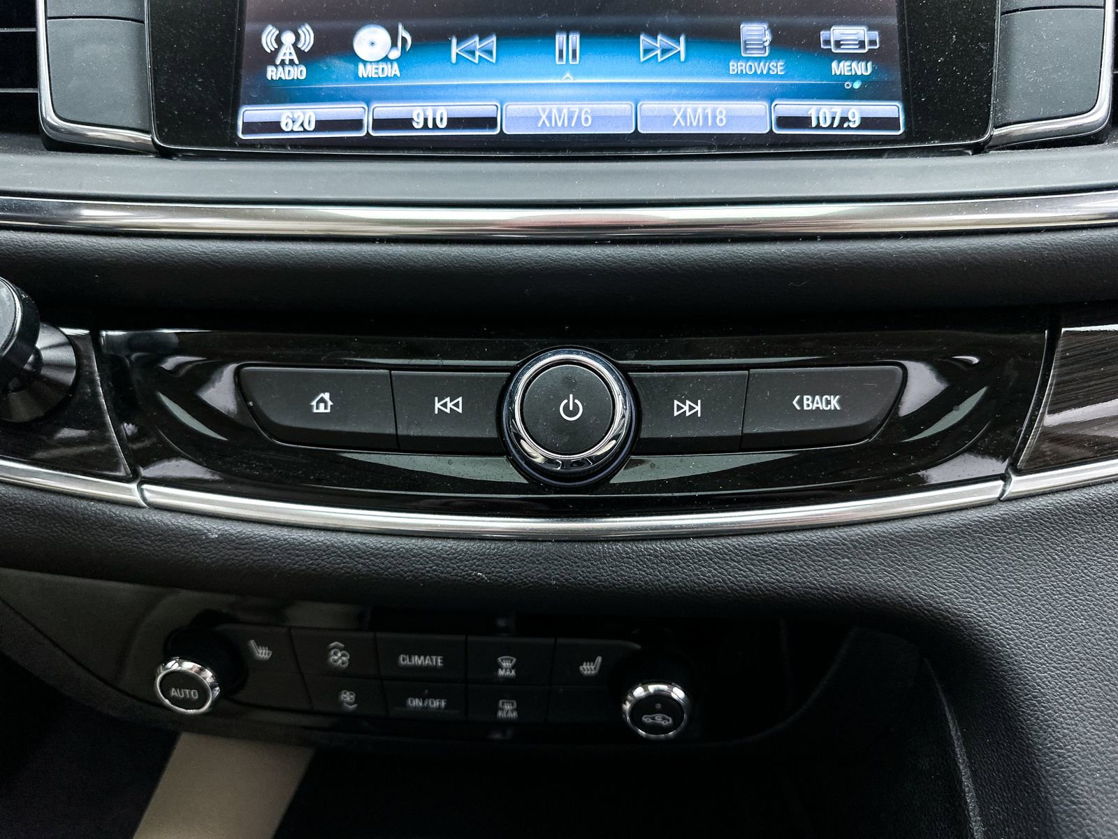 Used 2018 Buick Enclave Essence AWD/4WD image 23