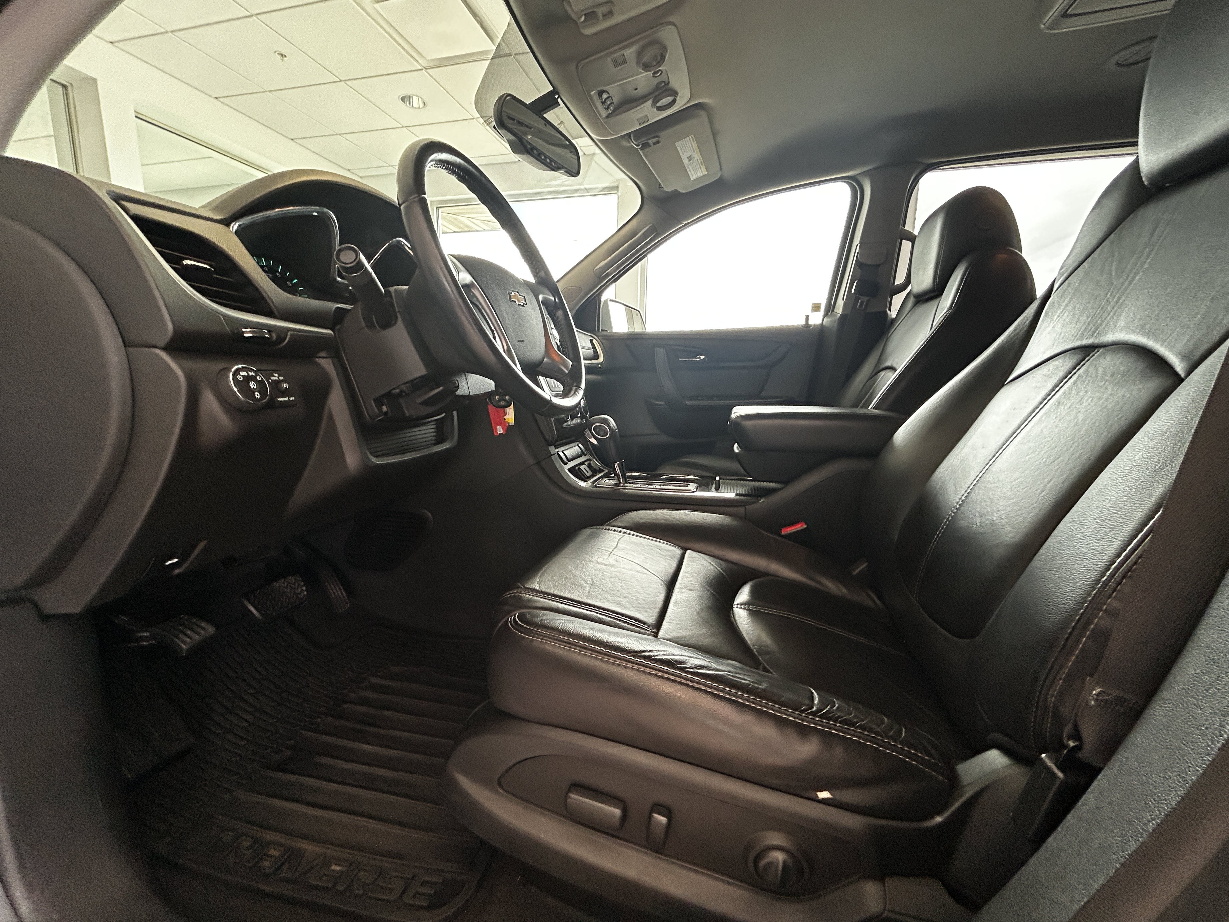 Used 2015 Chevrolet Traverse LT FWD image 2