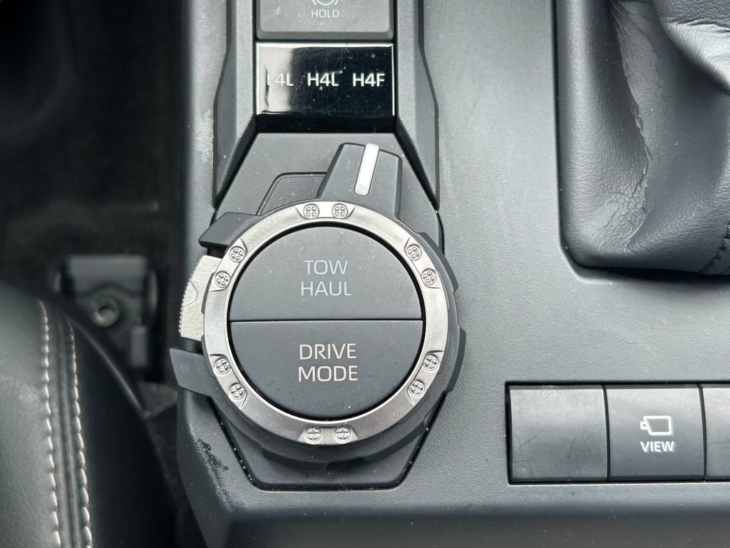 Used 2025 Toyota 4Runner Limited AWD/4WD image 32