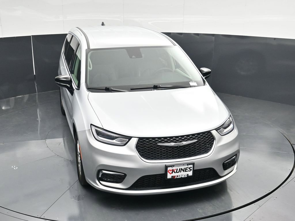 Used 2024 Chrysler Pacifica Touring-L FWD image 42