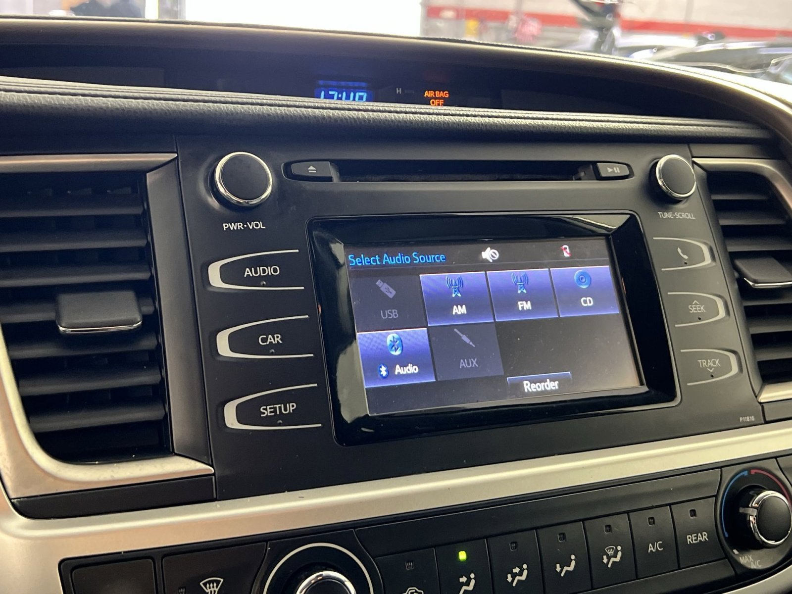 Used 2019 Toyota Highlander LE image 18