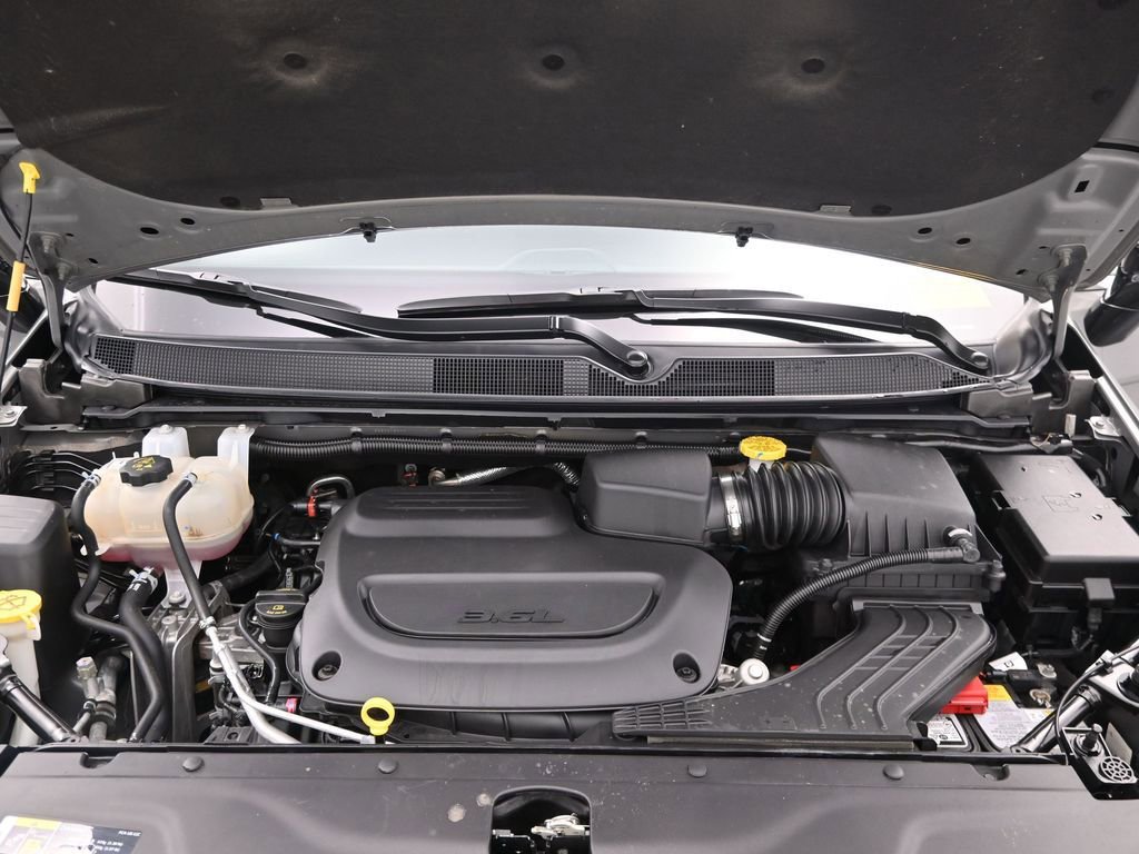 Used 2025 Chrysler Pacifica Select image 17