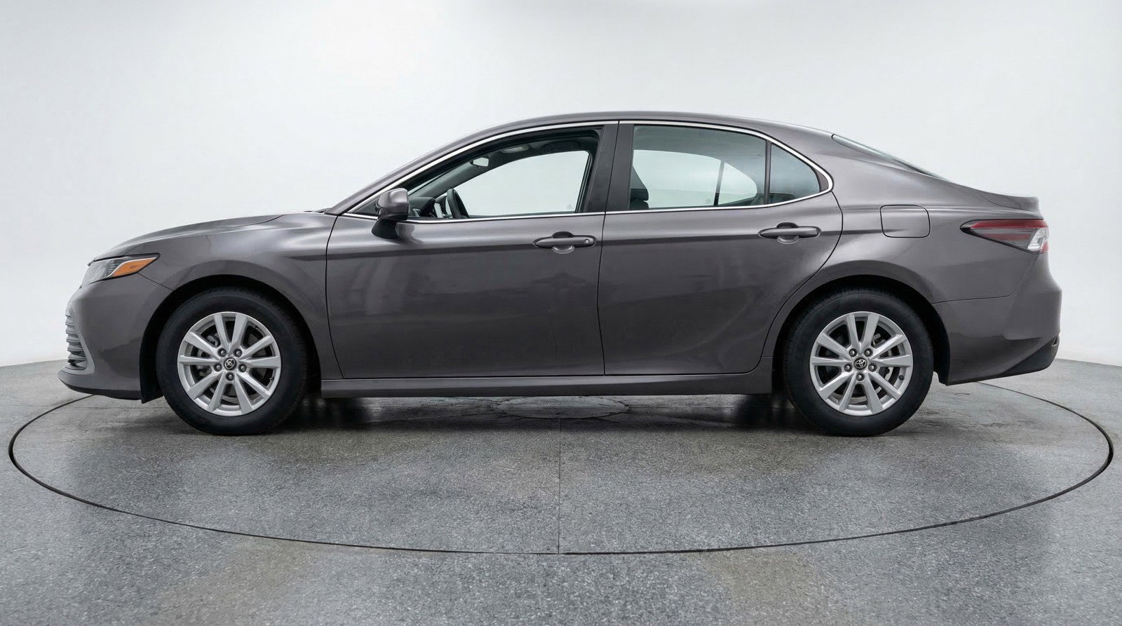 Used 2025 Toyota Camry LE image 5