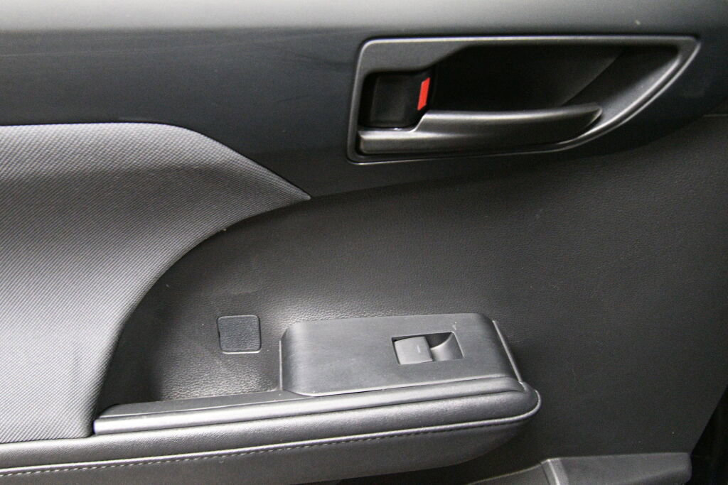 Certified 2023 Toyota Highlander L image 19