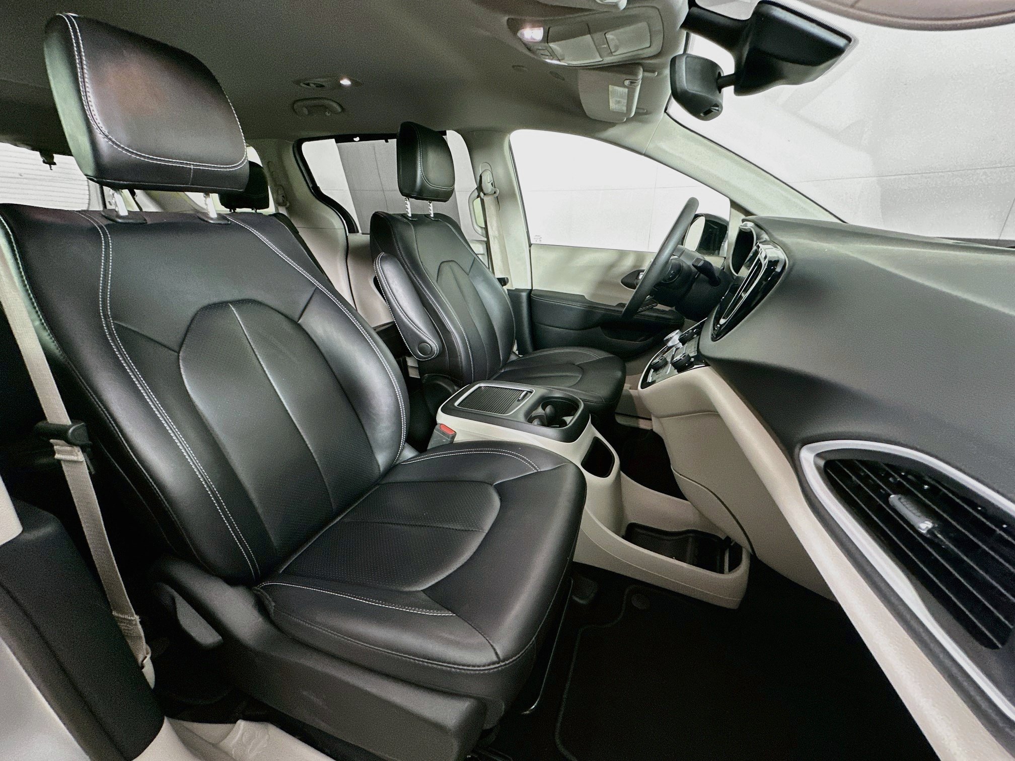 Used 2024 Chrysler Pacifica Touring-L FWD image 30
